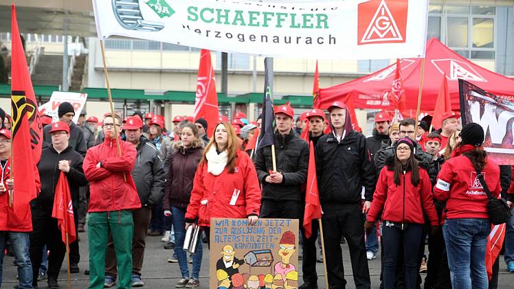 Transparente und Fahnen bestimmten das Bild am Donnerstagvormittag vor dem Nordtor des Schaeffler-Werkes Herzogenaurach, wo sich Beschäftigte zum Warnstreik einfanden. Foto: Richard Sänger