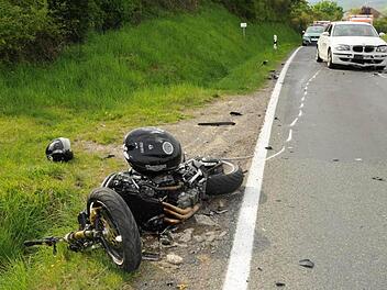Durch den Zusammenstoß mit dem Auto wurde das Motorrad zurückgeschleudert. Der Zweiradfahrer wurde schwer verletzt.  Foto: Gerold Snater