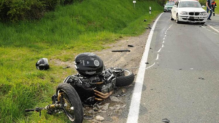 Durch den Zusammenstoß mit dem Auto wurde das Motorrad zurückgeschleudert. Der Zweiradfahrer wurde schwer verletzt.  Foto: Gerold Snater
