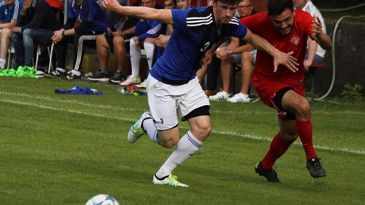 Tobias Eisgrub (l.) im Zweikampf mit Dennis Schmitt