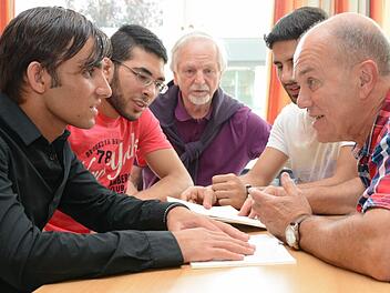 Mehr als ein reines Lehrer-Schüler-Verhältnis: Ihre Mentoren sind für die drei jungen Flüchtlinge auch gute Freuden geworden. Unser Bild zeigt (von links) Turabaz Khan Arabzai, Mohammad Nabki, Heiner Beyer, Mohammad Zahir Molakhel und GeorgSchreiber. Foto: Dagmar Besand