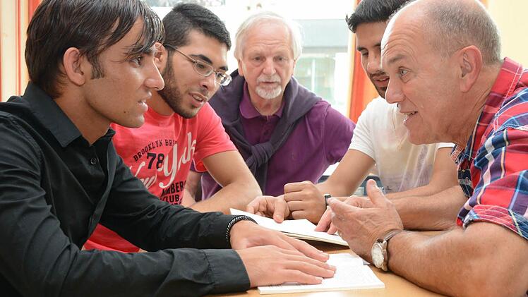 Mehr als ein reines Lehrer-Schüler-Verhältnis: Ihre Mentoren sind für die drei jungen Flüchtlinge auch gute Freuden geworden. Unser Bild zeigt (von links) Turabaz Khan Arabzai, Mohammad Nabki, Heiner Beyer, Mohammad Zahir Molakhel und GeorgSchreiber. Foto: Dagmar Besand
