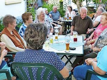 Bei schönem Wetter saßen die Senioren im Garten des Scheffel-Gasthofs zusammen. Foto: Carmen Schwind