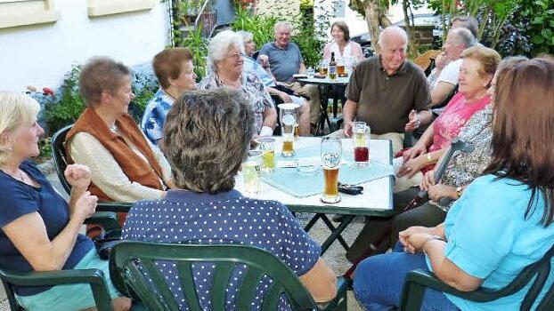 Bei schönem Wetter saßen die Senioren im Garten des Scheffel-Gasthofs zusammen. Foto: Carmen Schwind