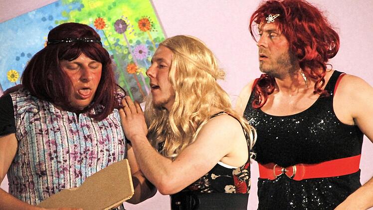 Wie elend das Leben ihrer Frauen ist, bemerken die drei Kumpels erst, als sie in deren Rollen schlüpfen. Im Bild (von links) Stefan Bär, Manuel Rödel und Marco Wölfel Foto: Klaus Klaschka