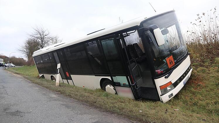 Ein Bus mit 19 Schulkindern ist am Mittwoch auf der Fahr nach Michelau verungl&uuml;ckt. Fotos: News5/Merzbach