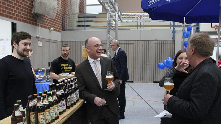 Landrat Wilhelm Schneider (Mitte) probiert ein "IPA", eine Bierspezialität der Brauerei Göller.