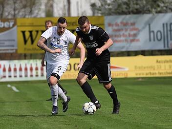 Oft war der Jahn Forchheim mit dem Doppeltorschützen Patrick Hagen (l.) einen Schritt zu langsam. So auch hier gegen den Sander Andre Schmitt (am Ball).  Fotos: Sebastian Baumann