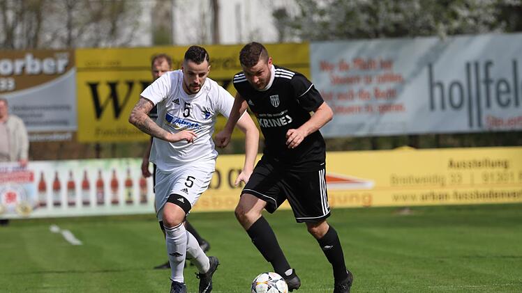 Oft war der Jahn Forchheim mit dem Doppeltorschützen Patrick Hagen (l.) einen Schritt zu langsam. So auch hier gegen den Sander Andre Schmitt (am Ball).  Fotos: Sebastian Baumann