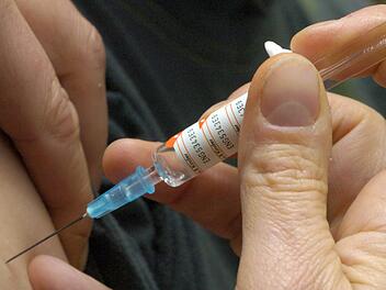 Dr. Jan-Torsten Drenckhahn bietet f&uuml;r seine Mitarbeiter und f&uuml;r die Angestellten der Stadt N&uuml;rnberg eine kostenlose Grippe-Impfung an. Symbolbild: Boris Roessler/dpa