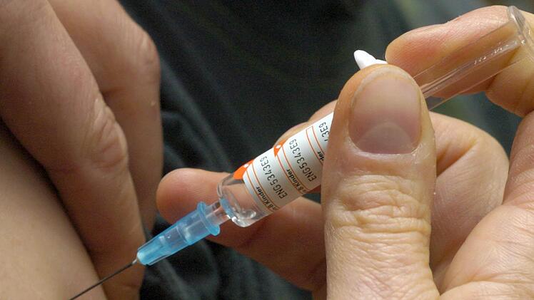 Dr. Jan-Torsten Drenckhahn bietet f&uuml;r seine Mitarbeiter und f&uuml;r die Angestellten der Stadt N&uuml;rnberg eine kostenlose Grippe-Impfung an. Symbolbild: Boris Roessler/dpa