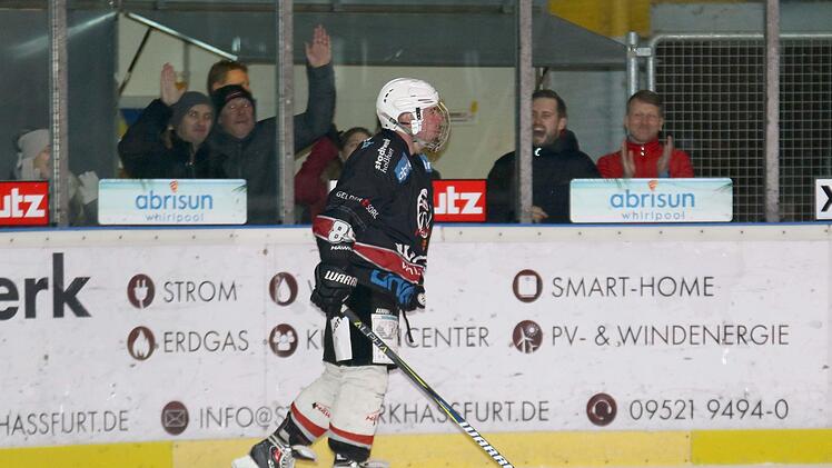 Kapitän Philipp Bates und sein ESC Haßfurt verpassen die Derbys gegen den ERV Schweinfurt. Foto: Ralf Naumann
