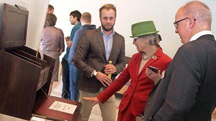 Schulleiter Oliver Dünisch und stellvertretende Bezirkstagspräsidentin Adelheid Zimmermann (von rechts) lassen sich den "Hänge-Sekretär" von Maximilian von Brauchitsch erklären. Fotos: Günther geiling