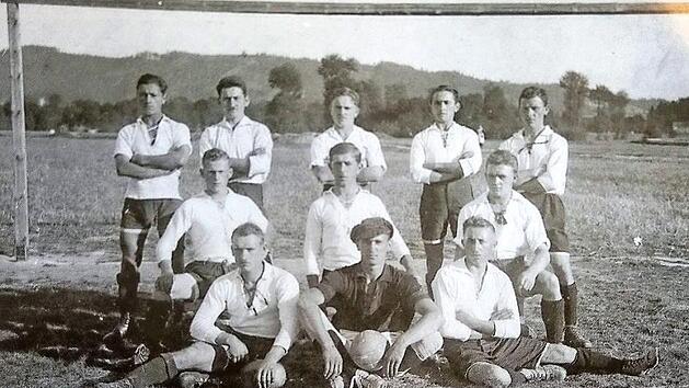 Die Erste Mannschaft des FC Wacker Haig im Gr&uuml;ndungsjahr 1920. Stehend v. l. : Michael Detsch, Adam Welscher, Franz Zapf, Georg Schmidt, Hans Zapf, Mittlere Reihe v. l. : Michael Kopp, Andreas Detsch, Andreas M&uuml;ller. Sitzend v. l. Adam M&uuml;ller, Hans Beetz, Hans M&uuml;ller  Foto: Wacker Haig