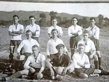 Die Erste Mannschaft des FC Wacker Haig im Gründungsjahr 1920. Stehend v. l. : Michael Detsch, Adam Welscher, Franz Zapf, Georg Schmidt, Hans Zapf, Mittlere Reihe v. l. : Michael Kopp, Andreas Detsch, Andreas Müller. Sitzend v. l. Adam Müller, Hans Beetz, Hans Müller  Foto: Wacker Haig