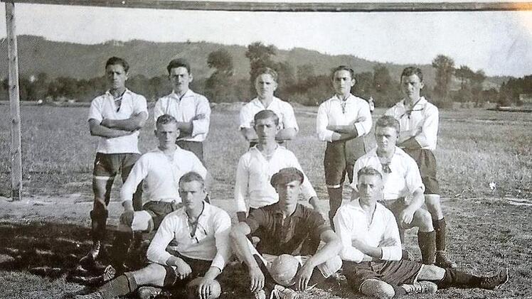 Die Erste Mannschaft des FC Wacker Haig im Gründungsjahr 1920. Stehend v. l. : Michael Detsch, Adam Welscher, Franz Zapf, Georg Schmidt, Hans Zapf, Mittlere Reihe v. l. : Michael Kopp, Andreas Detsch, Andreas Müller. Sitzend v. l. Adam Müller, Hans Beetz, Hans Müller  Foto: Wacker Haig