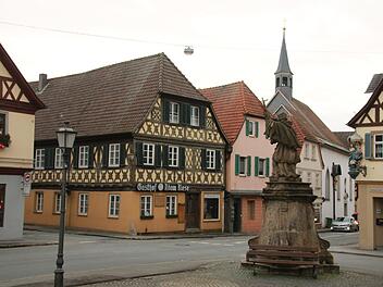 Seit vielen Jahren steht der Gasthof "Adam Riese" leer. Nun geht es voran mit der Renovierung des historischen Fachwerkhauses am Staffelsteiner Marktplatz. Foto: Matthias Einwag