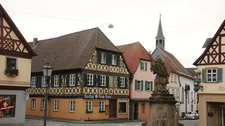 Seit vielen Jahren steht der Gasthof "Adam Riese" leer. Nun geht es voran mit der Renovierung des historischen Fachwerkhauses am Staffelsteiner Marktplatz. Foto: Matthias Einwag