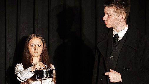 Kartellboss Boris (Ferdinand Diegelmann) und seine Gehilfin (Maria-Ioana Baciu).