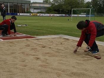 Natürlich braucht es Helfer, damit der TSV Goßmannsdorf auch in diesem Jahr wieder die Gelegenheit geben kann, das Sportabzeichen zu absolvieren. Als Prüfer sind Maximilian (links) und Kilian zwar noch zu jung, aber als Helfer stehen sie gerne zur Verfügung. Foto: sw
