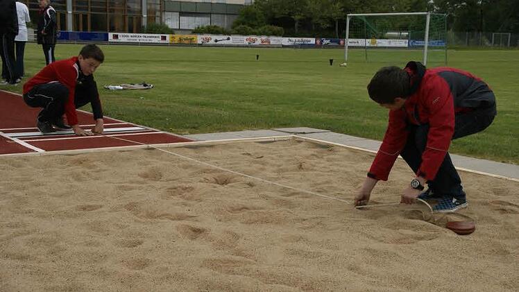 Natürlich braucht es Helfer, damit der TSV Goßmannsdorf auch in diesem Jahr wieder die Gelegenheit geben kann, das Sportabzeichen zu absolvieren. Als Prüfer sind Maximilian (links) und Kilian zwar noch zu jung, aber als Helfer stehen sie gerne zur Verfügung. Foto: sw