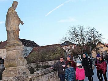 Der neue Gästeführer Shadi Assad mit seiner Gruppe auf der alten Aischbrücke. Foto: Johanna Blum