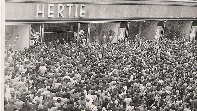 Seit 1886 ist das Kaufhaus Hertie, heute Karstadt, eine Bamberger Institution. Dieses Bild entstand am 23. Juli 1951, als das Haus nach dem Zweiten Weltkrieg neu er&ouml;ffnet wurde. Hunderte Menschen st&uuml;rmten den Eingang am Gr&uuml;nen Markt. Foto: Archiv