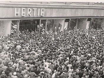 Seit 1886 ist das Kaufhaus Hertie, heute Karstadt, eine Bamberger Institution. Dieses Bild entstand am 23. Juli 1951, als das Haus nach dem Zweiten Weltkrieg neu eröffnet wurde. Hunderte Menschen stürmten den Eingang am Grünen Markt. Foto: Archiv