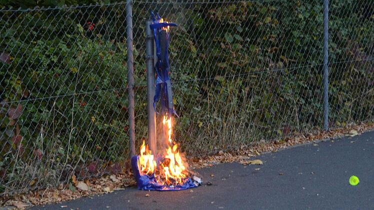 Der Abfallkorb verbrannte vollkommen.  Foto: Peter Rauch