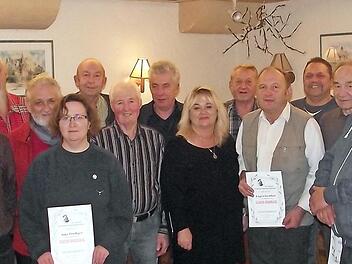 Beim Jubiläum des Kleintierzuchtvereins Schmölz wurden Mitglieder mit Urkunden und den dazugehörigen Ehrennadeln in Gold und Silber vom Verband Bayerischer Rassegeflügelzüchter geehrt - hier zusammen mit Kreisvorsitzenden Klaus Ruppert (r.), Vorsitzende Anita Barnikol (7. v. r.) und Kassier Willy Kestel (2. v. l.). Fotos: Dieter Wolf