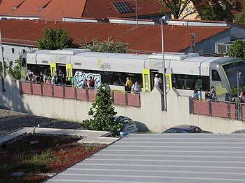 Von Bahnhaltepunkt in Ebern geht's ab in die weite Welt - und ab Sonntag noch viel schneller und bequemer.Ralf Kestel