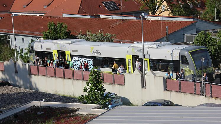Von Bahnhaltepunkt in Ebern geht's ab in die weite Welt - und ab Sonntag noch viel schneller und bequemer.Ralf Kestel