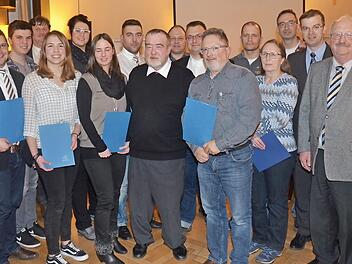 Ehrungen mit Verdienstzeichen des DLRG-Bundes- und des Landesverbandes: Mit im Bild von rechts Landratsstellvertreter Bernd Steger, 3. Bürgemeister Markus Wich; in der Mitte (schwarzer Pulli) der neue Vorsitzende Klaus Jürgen Bächer Fotos: Karl-Heinz Hofmann