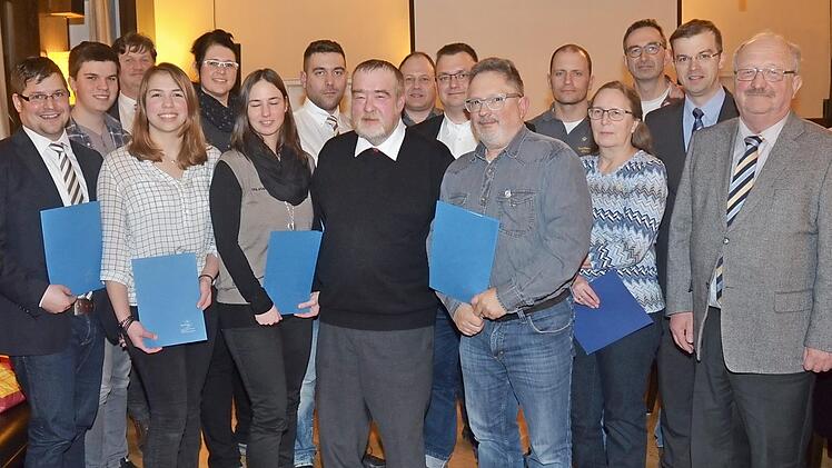 Ehrungen mit Verdienstzeichen des DLRG-Bundes- und des Landesverbandes: Mit im Bild von rechts Landratsstellvertreter Bernd Steger, 3. Bürgemeister Markus Wich; in der Mitte (schwarzer Pulli) der neue Vorsitzende Klaus Jürgen Bächer Fotos: Karl-Heinz Hofmann