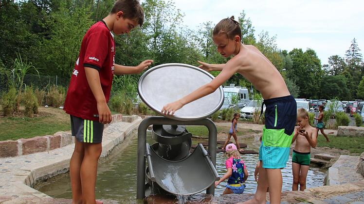 Kreativ gestaltet und funktional ist der neue Wasser-Spielplatz in der Bad Kissinger Schützenstraße. Wasser kommt immer gut an. Foto: Ralf Ruppert