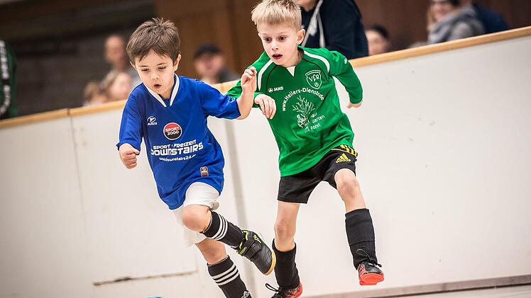 Szene aus dem Einlagespiel zwischen den G-Junioren des VfB Kulmbach (blaue Trikots) und des VfR Katschenreuth (grün). Foto: Alexander Muck