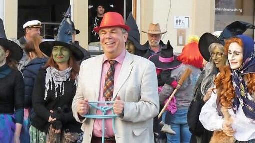 Sands Bürgermeister Bernhard Ruß, umgeben von einer Horde Hexen, die ihn aus dem Rathaus geholt hat Foto: Christian Licha