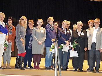 Langjährige verdiente Mitglieder des Hospizvereins Kronach erhielten das Ehrenamtsabzeichen des Bayerischen Hospiz- und Palliativverbands in Gold. Fotos: Heike Schülein