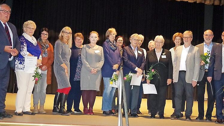 Langjährige verdiente Mitglieder des Hospizvereins Kronach erhielten das Ehrenamtsabzeichen des Bayerischen Hospiz- und Palliativverbands in Gold. Fotos: Heike Schülein