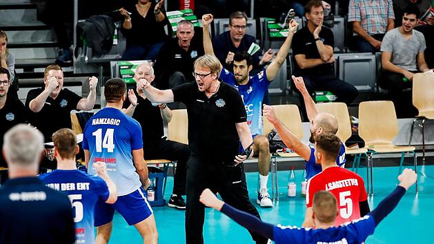 Erstmals in dieser Bundesliga-Saison gab es jubelnde Eltmanner zu sehen: Dem Team von Trainer Marco Donat (M.) gelang beim 3:0 gegen Giesen am vierten Spieltag der erste Sieg nach dem Aufstieg.  Foto: Daniel L&ouml;b
