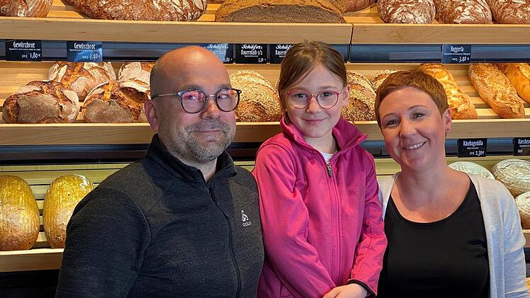 Jochen Schäfer, Tochter Elisa und Ehefrau Tanja in ihrer Weismainer Bäckerei  Foto: Svenja Kunzelmann.