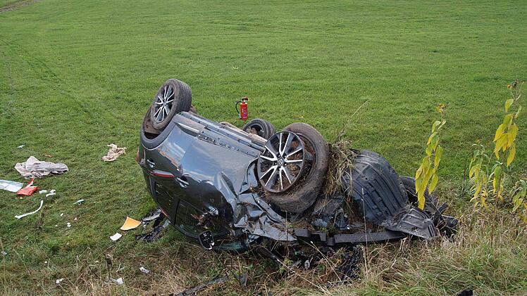 Auto landet auf Dach: Bei Hennenbach im Kreis Ansbach ist es am Samstag zu einem schweren Unfall gekommen.