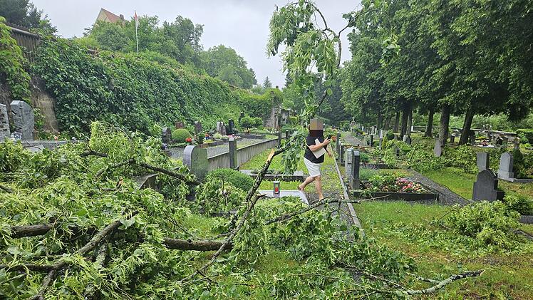 Marktrodach von Unwetter gebeutelt - verwüstete Friedhöfe, umgestürzte Bäume, geschlossenes Freibad