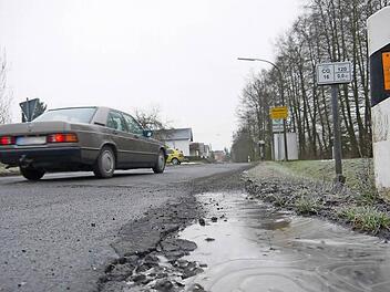 Noch in der Warteschleife: Der Abschnitt der Oberelldorfer Ortsdurchfahrt von der Bundesstraße 303 in Richtung Unterelldorfelldorf wird nach einer Empfehlung des Kreis-Bauausschusses nicht vor dem Jahr 2015 ausgebaut. Foto: Berthold Köhler
