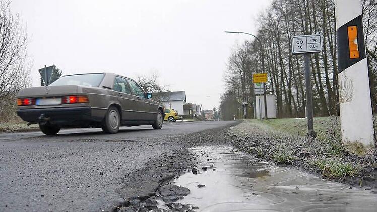 Noch in der Warteschleife: Der Abschnitt der Oberelldorfer Ortsdurchfahrt von der Bundesstraße 303 in Richtung Unterelldorfelldorf wird nach einer Empfehlung des Kreis-Bauausschusses nicht vor dem Jahr 2015 ausgebaut. Foto: Berthold Köhler