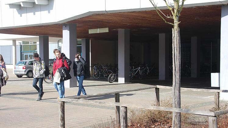 Für diese Schüler des Gymnasiums geht gerade ein Schultag zu Ende.