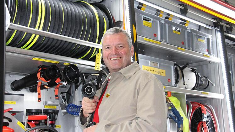 Eberns Bürgermeister Jürgen Hennemann mit Strahlrohr.