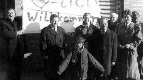 Begrüßungskommando im Bahnhof Ludwigsstadt mit (von links): Friedrich Wiedemann, Gert Bayerlein, Werner Schnappauf, Otto Regensburger und Hans Rebhan (2.v.r.)