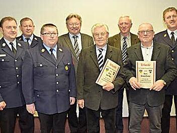 Klaus Dressel (KBM, von links nach rechts), Robert Baierlipp, Jürgen Lang, Bürgermeister Hans Pietz, Josef Wich (75 Jahre Mitglied), Werner Löffler, Gerhard Fischer (50 Jahre Mitglied) und KBI Harald Schnappauf Foto: Karl- Heinz Hofmann