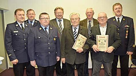 Klaus Dressel (KBM, von links nach rechts), Robert Baierlipp, Jürgen Lang, Bürgermeister Hans Pietz, Josef Wich (75 Jahre Mitglied), Werner Löffler, Gerhard Fischer (50 Jahre Mitglied) und KBI Harald Schnappauf Foto: Karl- Heinz Hofmann